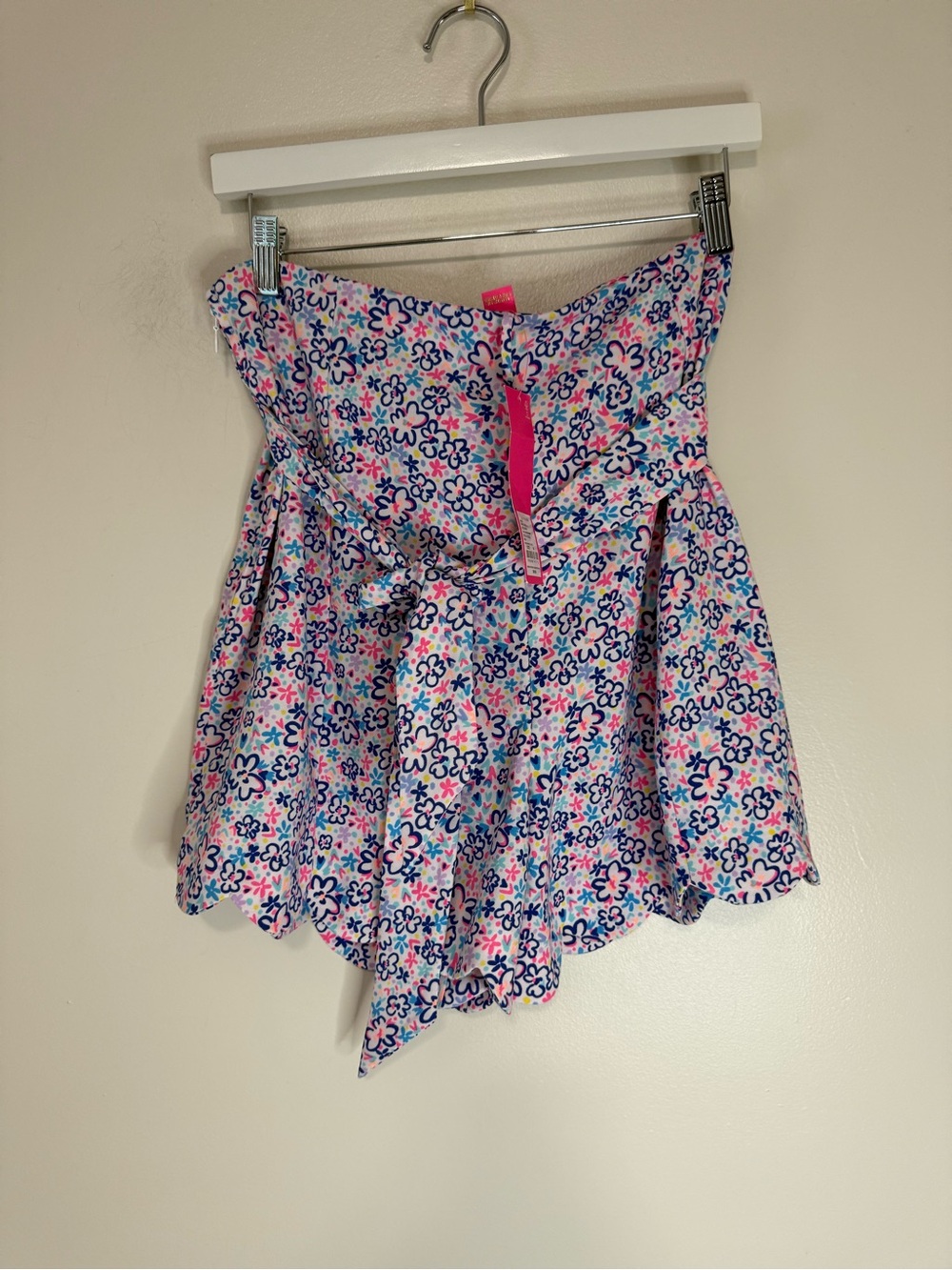 Lilly Pulitzer NWT Casia Stetch hi- 
Waist shorts Floral Scallop Hem size 14